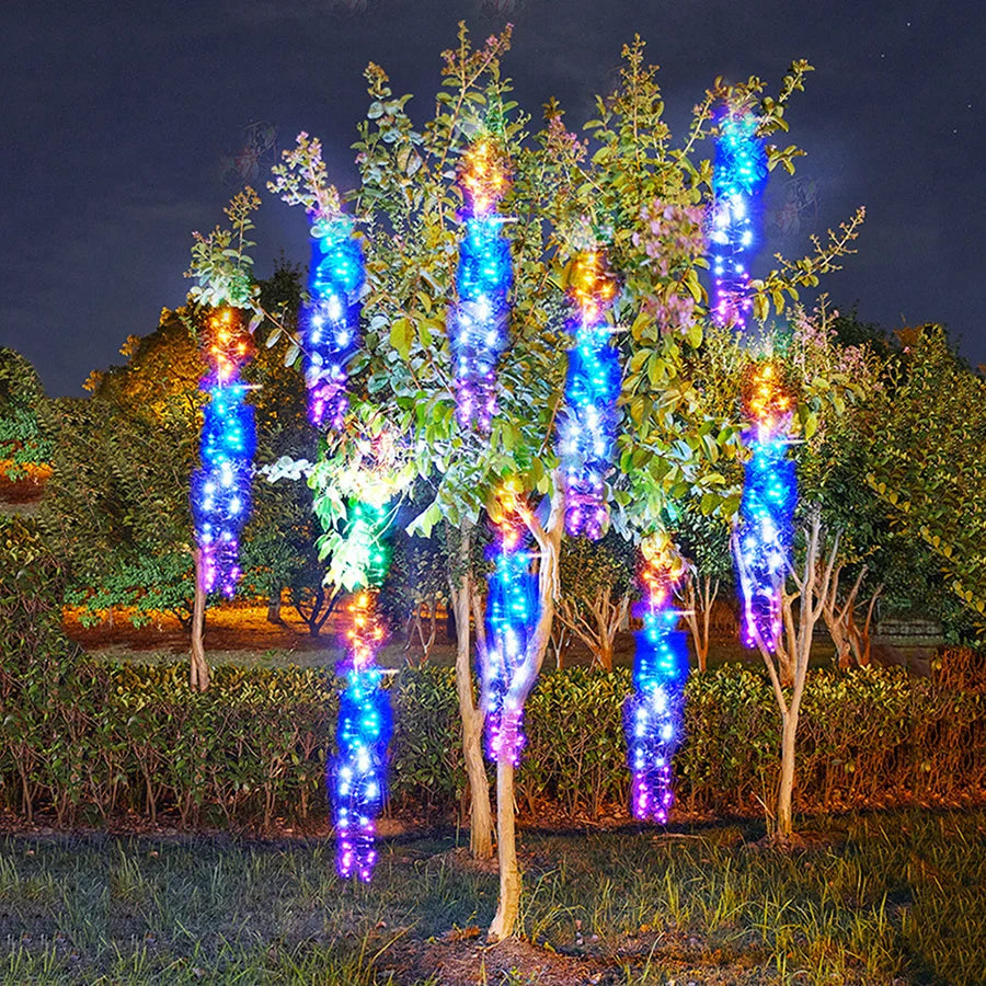 Lumières de fête LED effet pluie de météores pour une décoration extérieure dynamique et féerique.