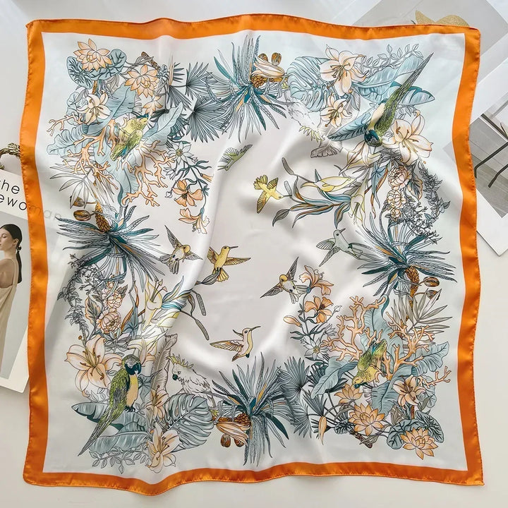 Foulard imprimé en satin soyeux, accessoire chic pour cheveux ou sacs.