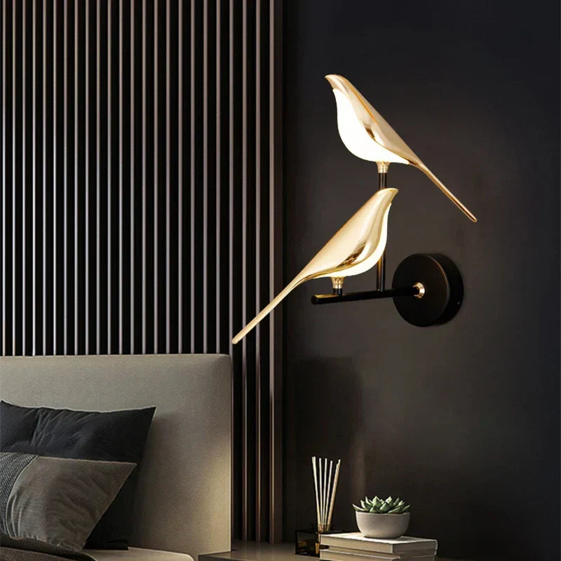 Luminaire mural LED "Oiseau" or, idéal pour déco intérieure moderne et élégante.