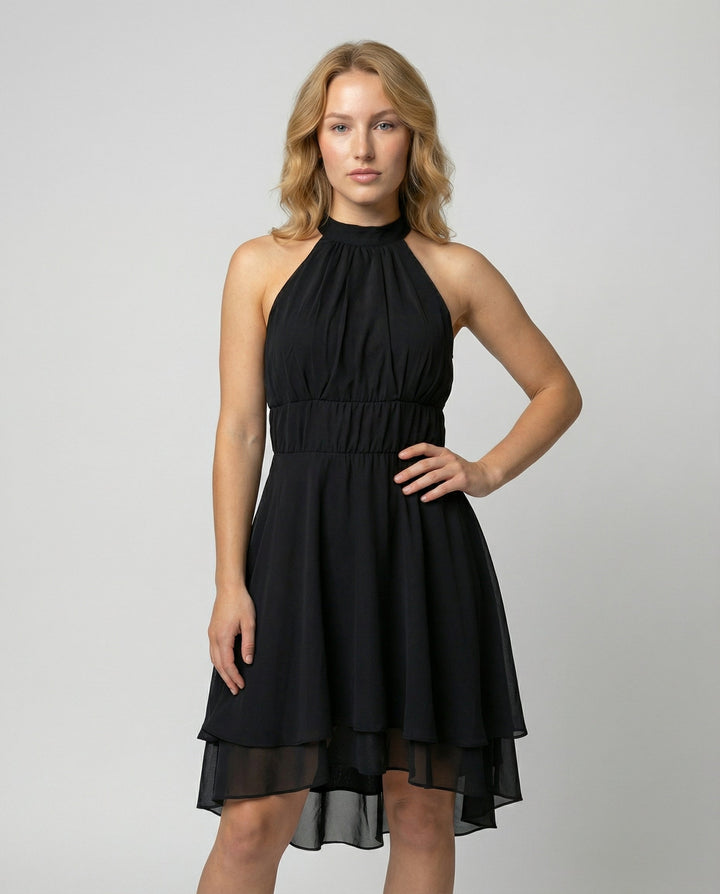 Robe cocktail mini plissée élégante sans manches, parfaite pour soirée d'été ou événement spécial.