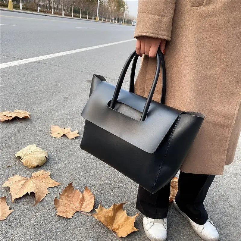 Sac à main femme noir, grand format et élégant en similicuir, parfait pour le quotidien.