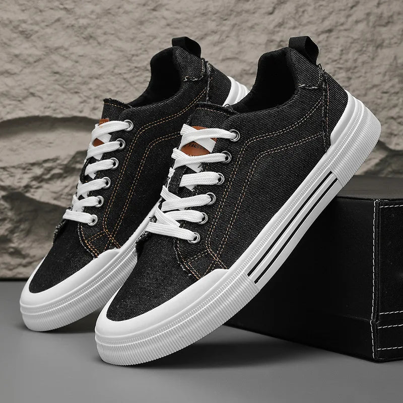 Chaussures basses hommes polyvalentes, confortables marche, style décontracté, bleu et noir.