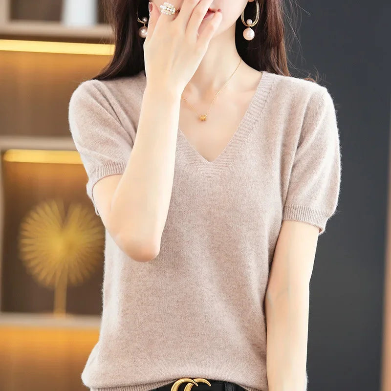 Mannequin portant un pull femme col V, coupe décontractée et manches courtes, très élégant.