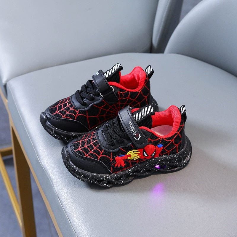 Paire de baskets lumineuses pour enfant, motifs dessin animé. Maille respirante pour un confort optimal, sécurité accrue.