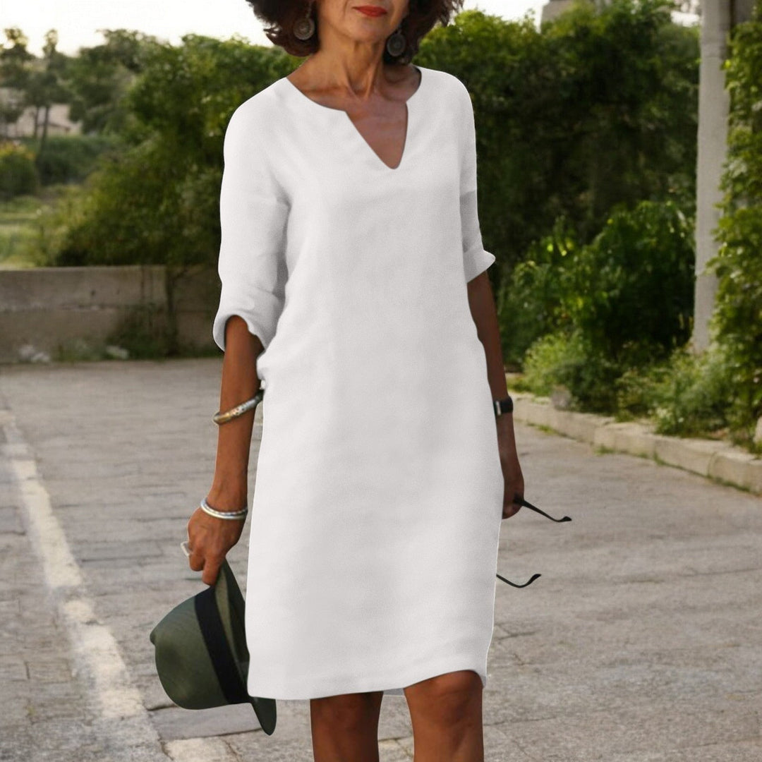 Dos d'une robe longue fleurie élégante pour femmes. Coupe confortable, idéale pour l'été et les soirées.