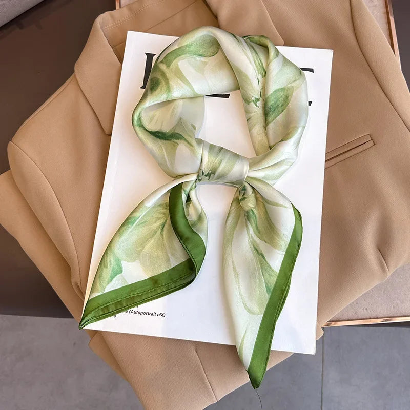 Foulard femme en satin imprimé, accessoire polyvalent pour cheveux, cou ou sac.