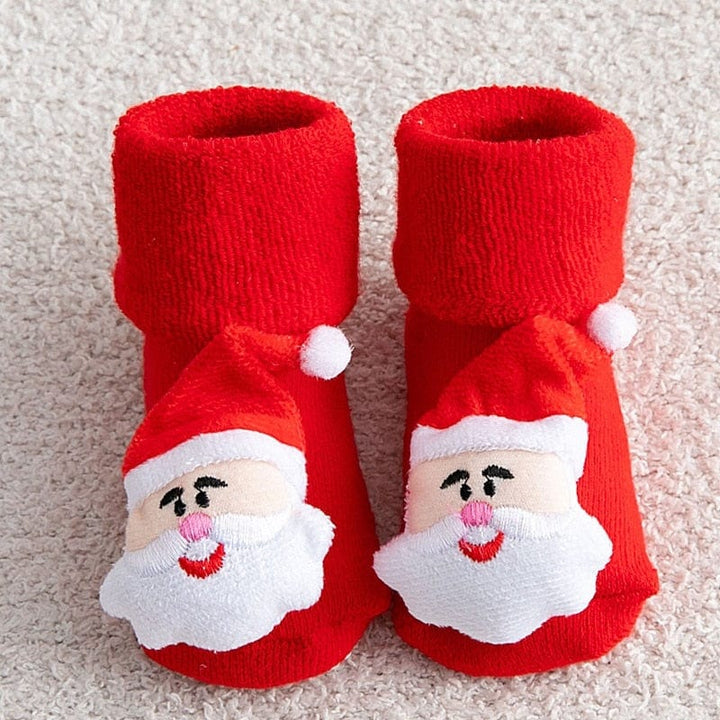 Adorables chaussons bébé antidérapants à motif de Noël, idéaux pour les fêtes et l'hiver.