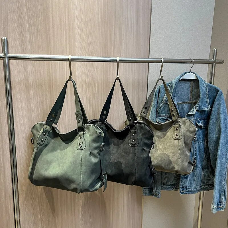 Élégant sac à main en daim pour femme, style intemporel, accessoire chic polyvalent et tendance.