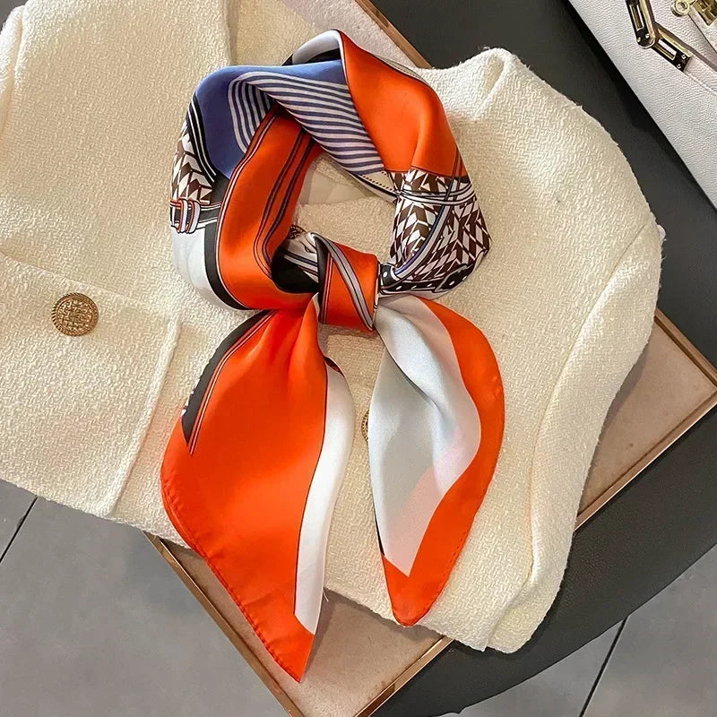 Carré de satin imprimé tendance, à utiliser comme bandeau ou sur un sac.
