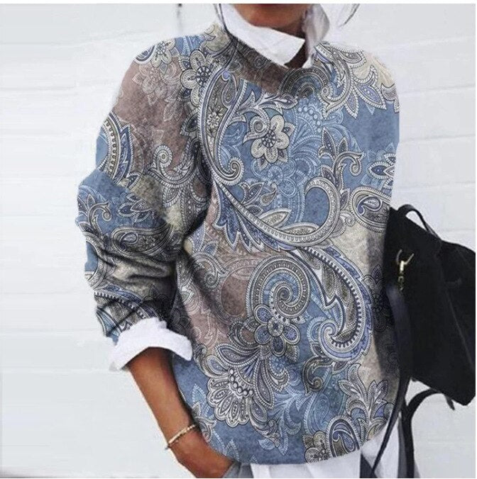 Style hivernal vibrant avec ce pull femme confortable, à motif floral et animalier pour un look décontracté.