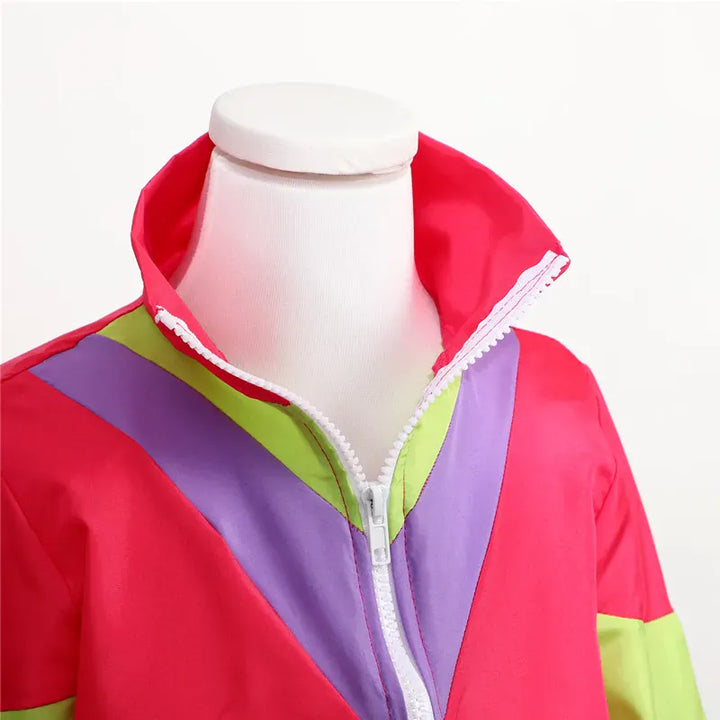 Jeune porte un déguisement hip-hop rétro années 80 pour enfants. Couleurs rose et bleu vif.