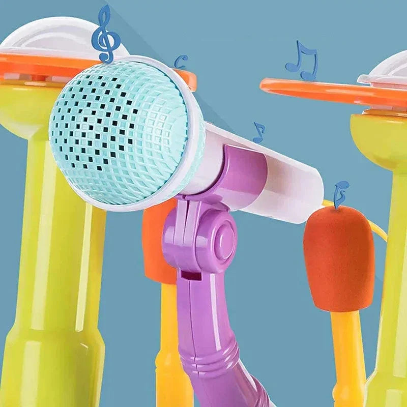 Détail d'une batterie jouet éducative pour enfants. Cymbales, tambour, micro, lumières pour un éveil musical complet.