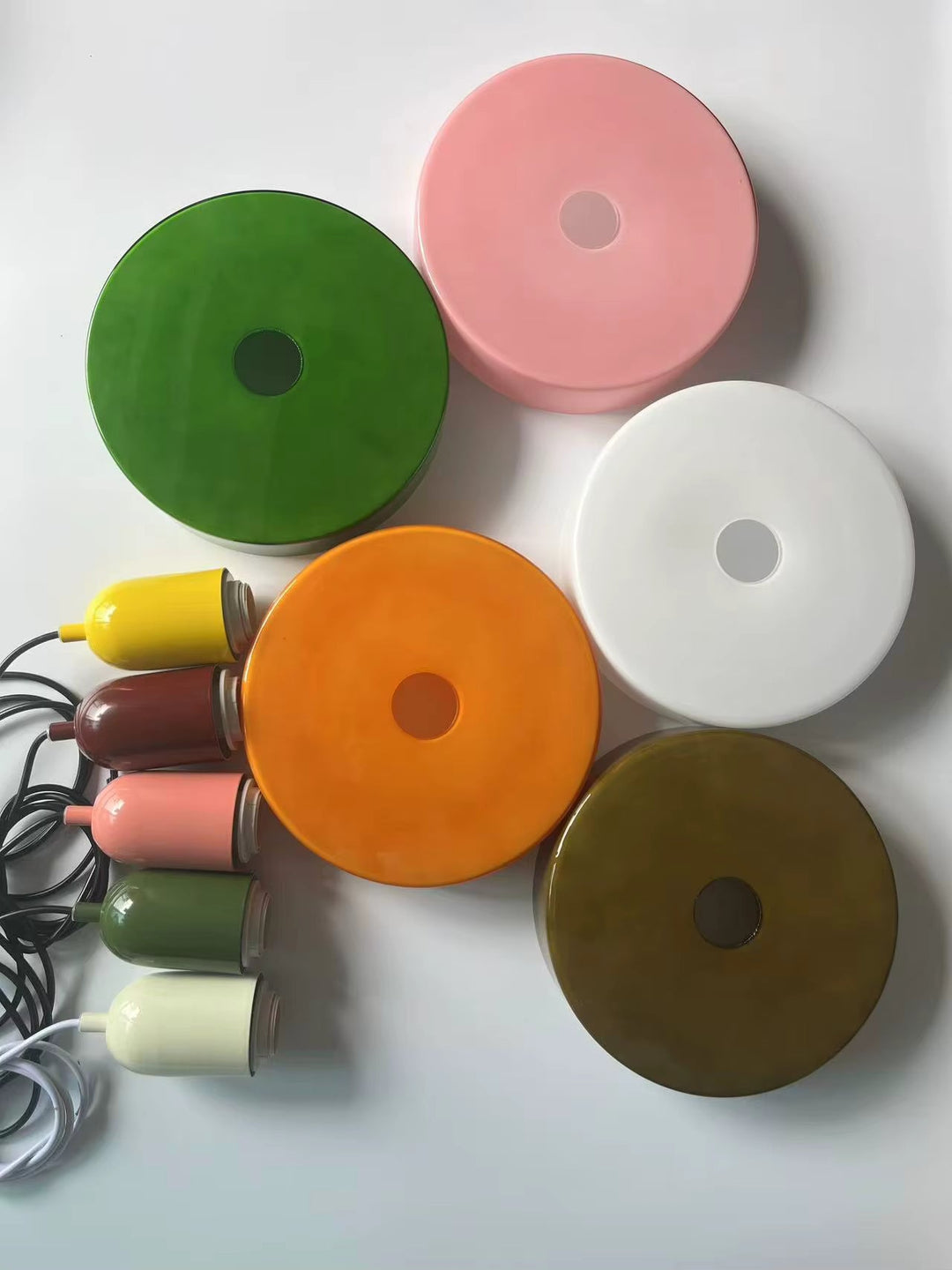 Lampe suspendue Bauhaus, design moderne et coloré, parfaite pour cuisine et salon.