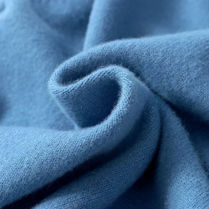 Détail du col d'un pull homme en laine mérinos, maille fine et élégante.