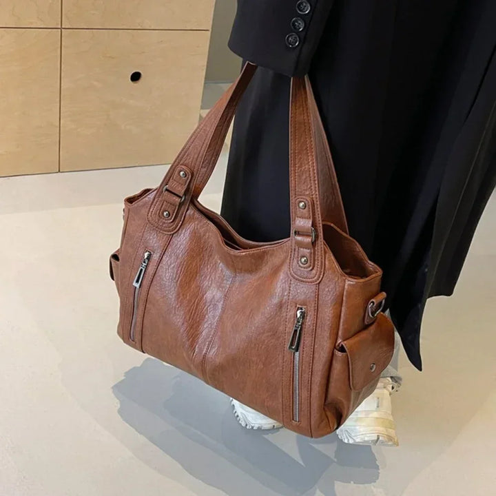Sac Aliona noir, design intemporel, idéal pour l'école, le travail ou les loisirs de la femme.
