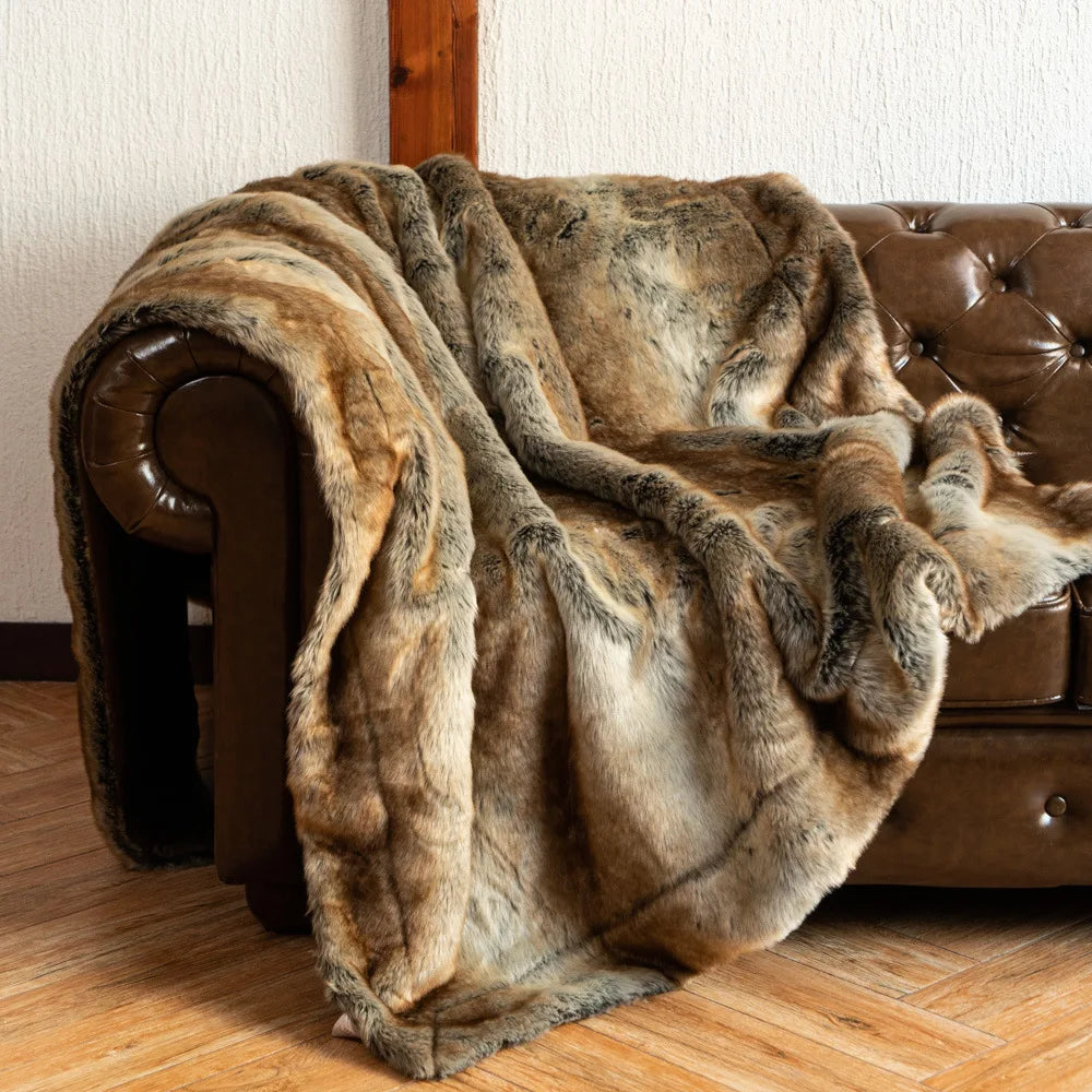 Fausse fourrure de renard luxueuse et douce, idéale comme jeté de canapé ou couverture d'appoint.