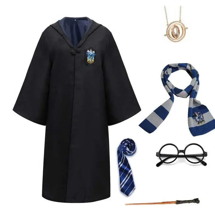 Écusson détaillé de Poudlard sur le déguisement Harry Potter, couleurs vives, broderie de qualité.