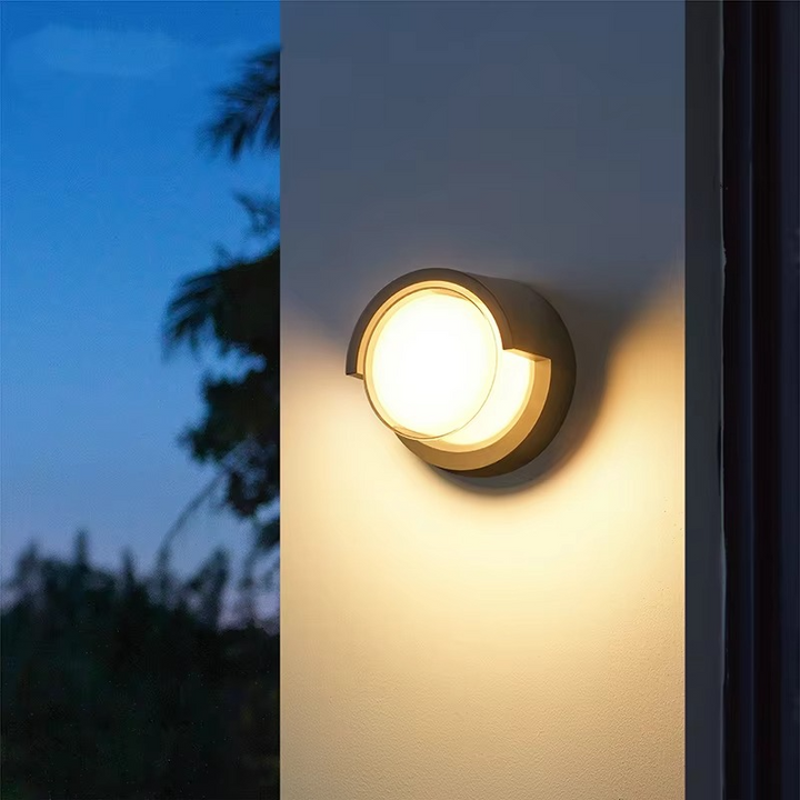 Éclairage mural LED puissant avec détecteur, idéal pour illuminer terrasse et entrée la nuit, sécurité.