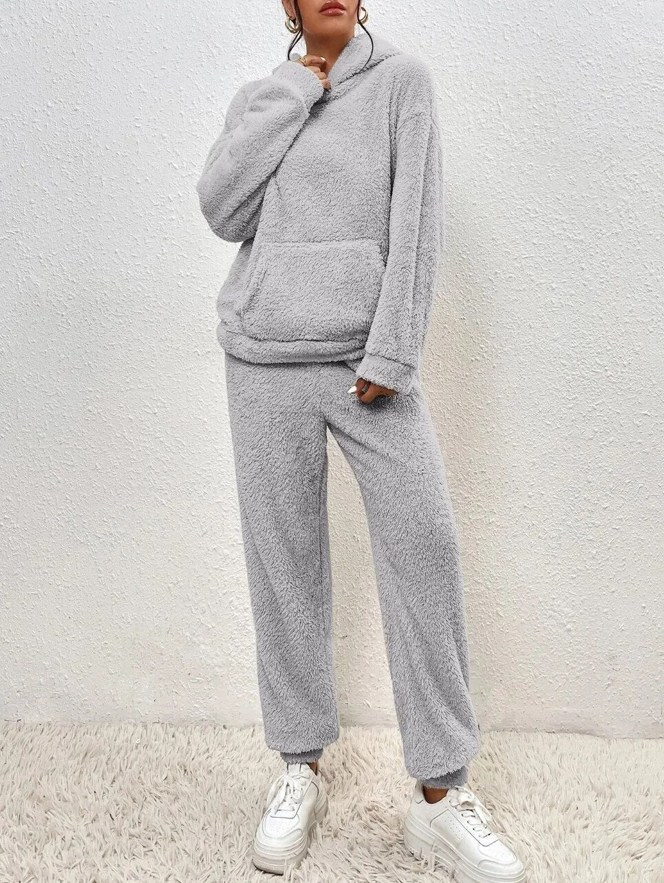 Pyjama unisexe en teddy ultra doux, avec capuche, pour un hiver chaud et relaxant.