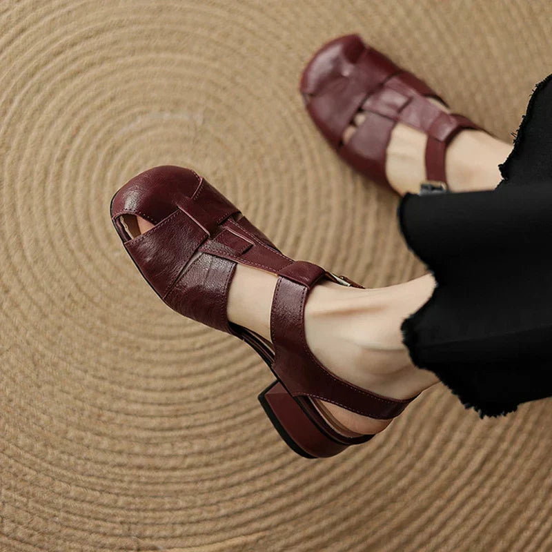 Chaussures de soirée Coralia à talon épais et bout carré pour femmes. Élégance et confort garantis.