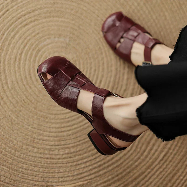 Chaussures de soirée Coralia à talon épais et bout carré pour femmes. Élégance et confort garantis.