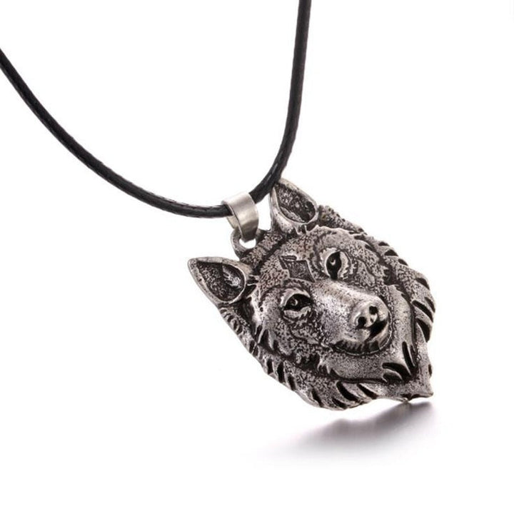 Pendentif scintillant sur collier fin, accessoire féminin élégant, un cadeau parfait.