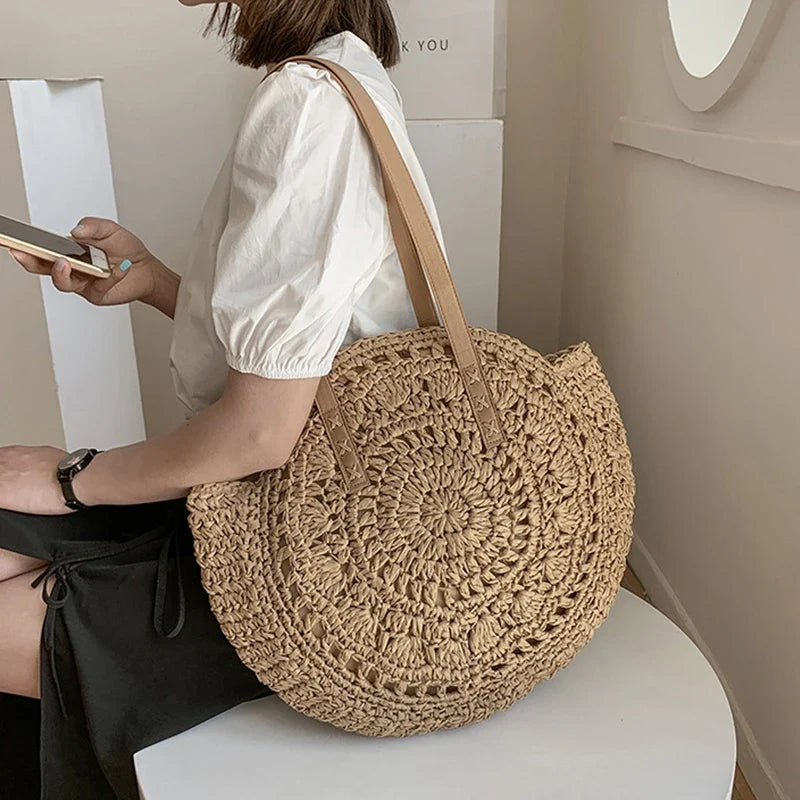 Sac de plage chic en paille naturelle, grand et léger, idéal pour femme en vacances.