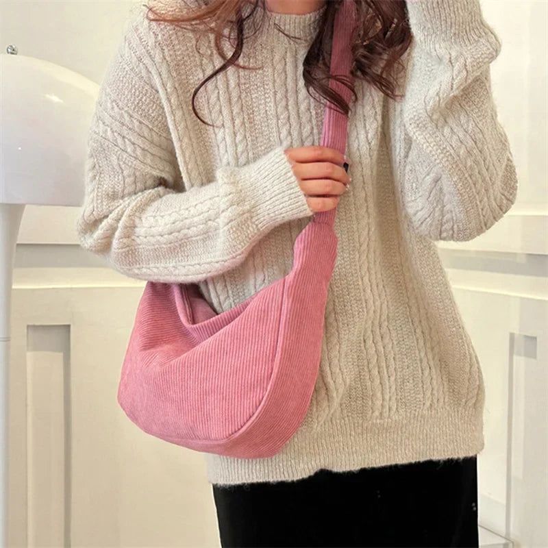 Sac banane velours femme avec compartiments, accessoire pratique et élégant pour l'organisation quotidienne.
