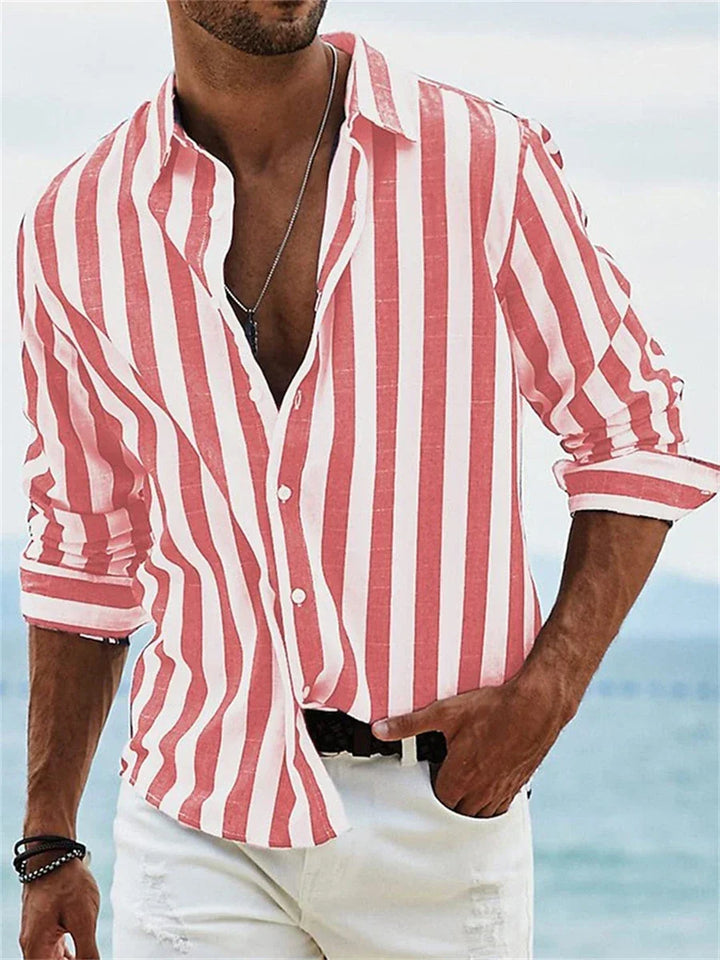 Chemise casual homme rayée, parfaite pour les vacances. Vêtement d'été décontracté et stylé.