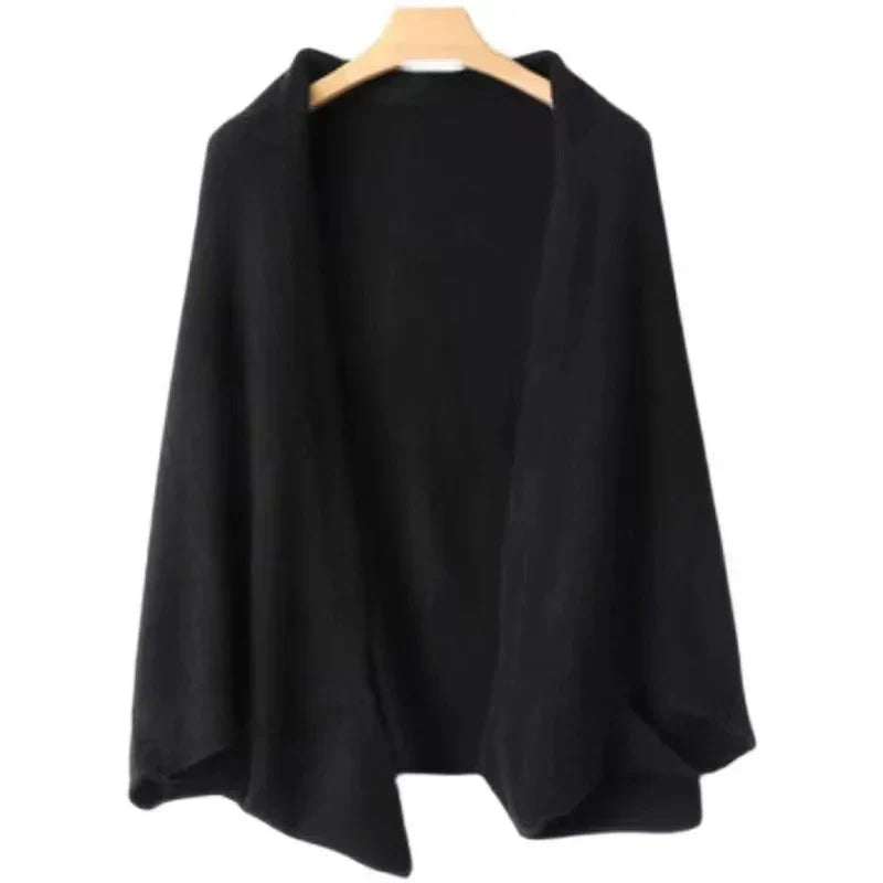 Femme portant écharpe élégante, accessoire mode hiver chic et chaud pour un look tendance.