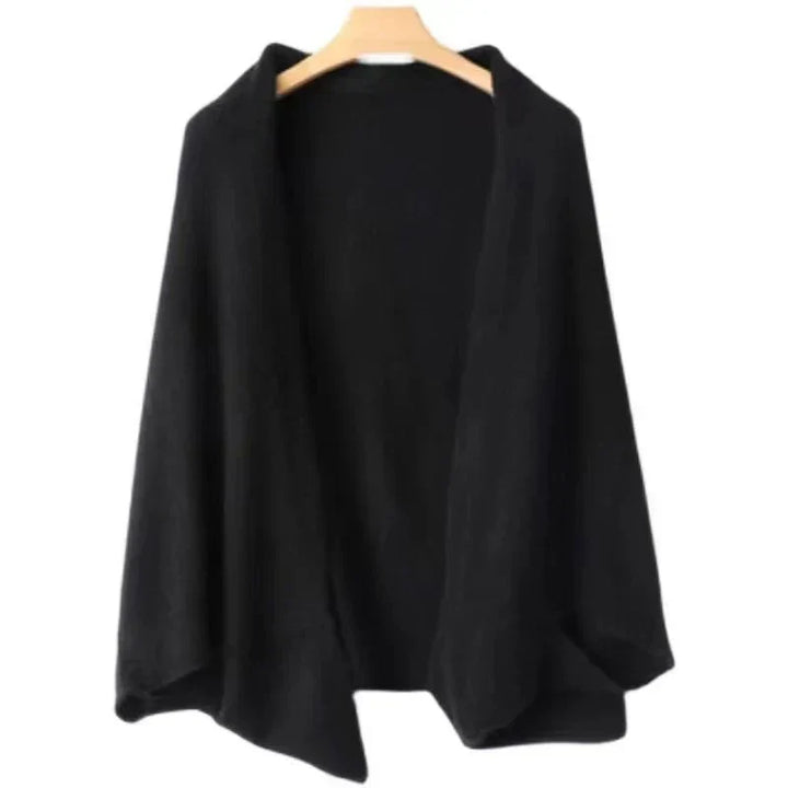 Femme portant écharpe élégante, accessoire mode hiver chic et chaud pour un look tendance.