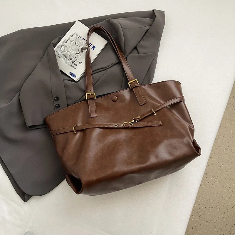 Sac cabas étudiant femme, en similicuir. Grand et pratique pour les cours au lycée ou à l'université.