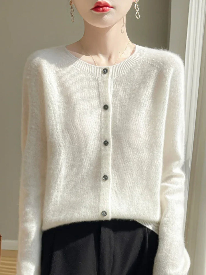 Veste cardigan femme, pour un style mode intemporel et un confort inégalé en toute occasion.