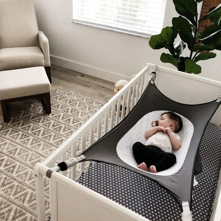 Lit bébé DreamNest bleu, confortable et sécurisé pour un sommeil paisible du nouveau-né.