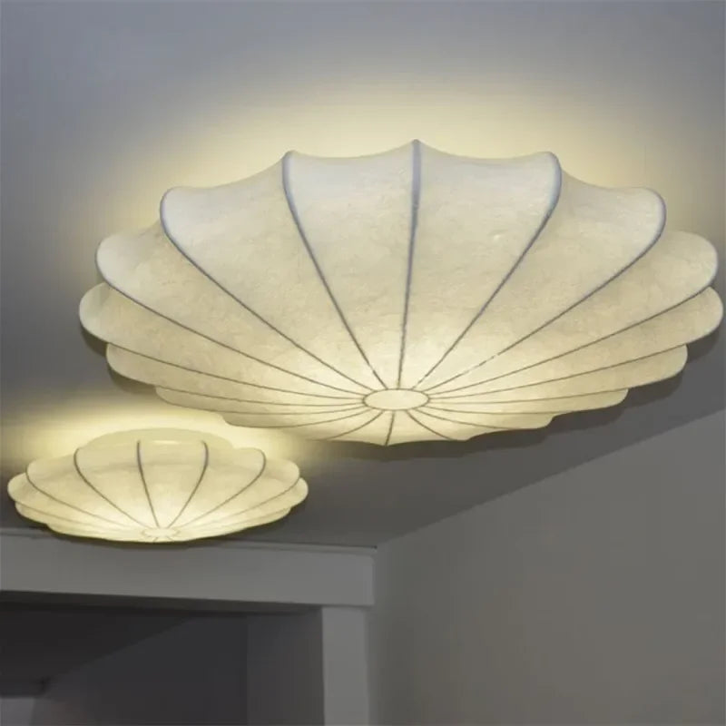 Luminaire plafonnier chambre, style scandinave moderne, avec abat-jour en soie ivoire pour un confort visuel.