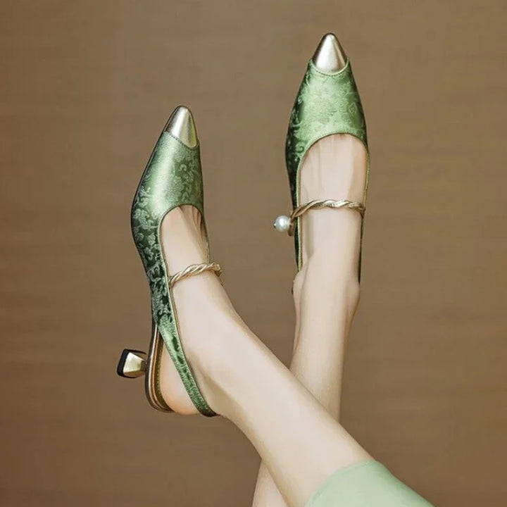 Chaussures femme beiges slingback élégantes, bout pointu, talon chaton, avec détails perle.