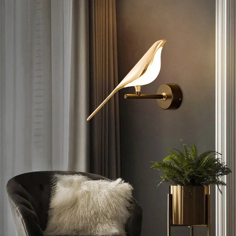 Applique murale LED moderne design oiseau dorée. Éclairage chic pour salon ou chambre.