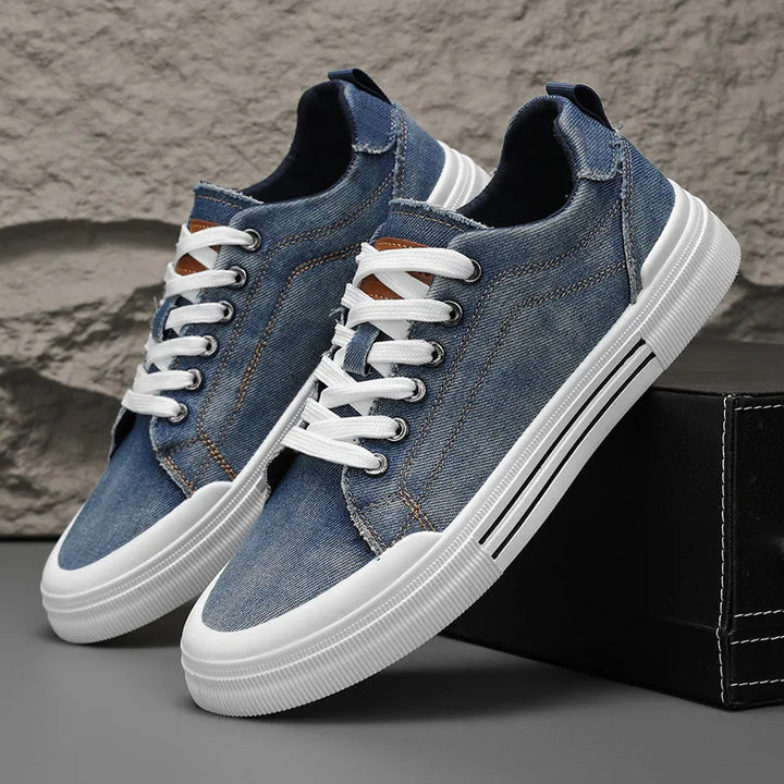 Chaussures basses noires confortables pour hommes, favorisant le bien-être du pied au quotidien.