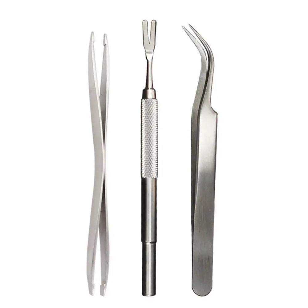 Vue détaillée du kit extracteur de tiques, accessoire indispensable pour la santé animale, pour chiens, chats et petits animaux.