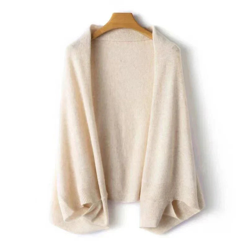 Écharpe femme douce noire, accessoire mode confortable pour apporter chaleur en hiver.