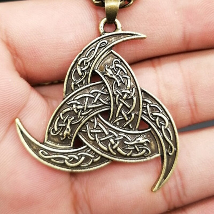 Collier femme mode, chaîne délicate, pendentif éclatant, pour une touche d'éclat.
