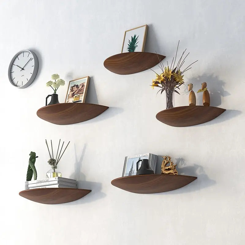 Étagère murale semi-circulaire flottante en chêne massif pour décoration moderne et rangement.