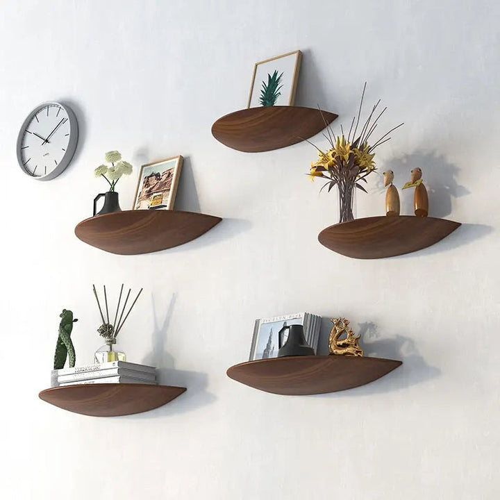 Étagère murale semi-circulaire flottante en chêne massif pour décoration moderne et rangement.