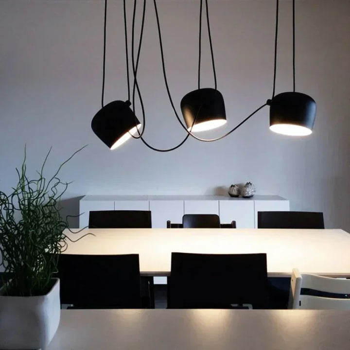 Lampe de plafond LED design araignée, finition élégante. Idéal pour éclairage salon contemporain.