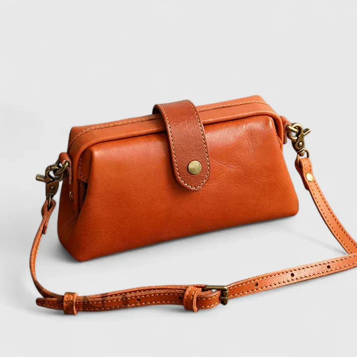 Sac à main femme élégant avec fermoir doré, un ajout raffiné à toute garde-robe tendance.