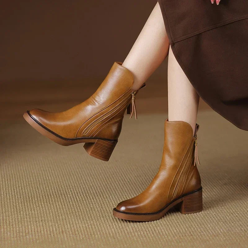 Bottes courtes femme Kailani, design chic et épuré. Bottines stylées pour un look moderne et polyvalent.