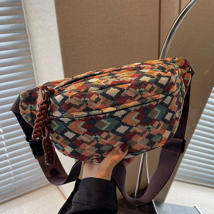 Sac banane tendance femme, matière canvas durable, design ethnique original et distinctive.