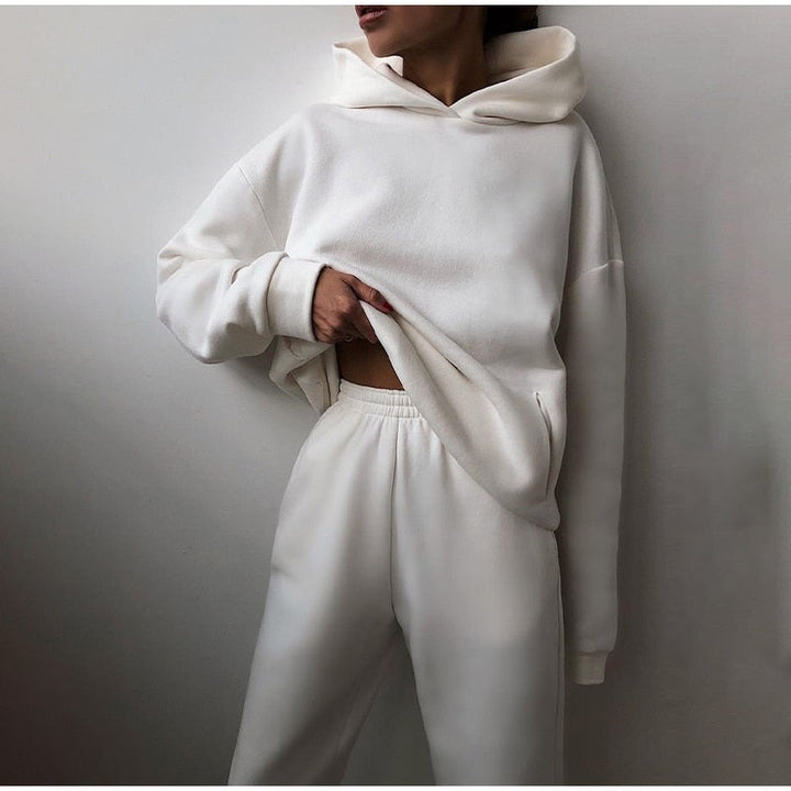 Ensemble femme mode, jogging décontracté. Sweat à capuche et pantalon loose fit. Style confortable et contemporain.