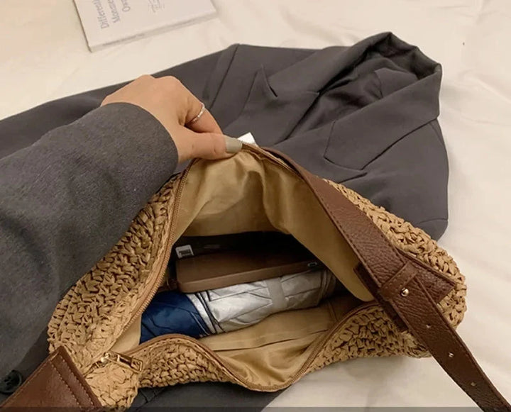 Sac banane paille tressée à la main pour femme, style artisanal léger, idéal pour les vacances.