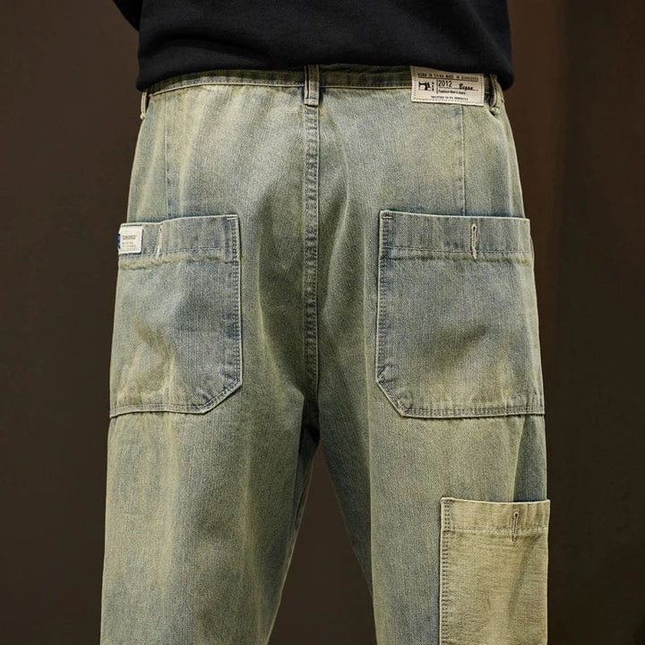 Modèle masculin portant le jean homme Gerrit rétro, coupe droite flatteuse et silhouette tendance.